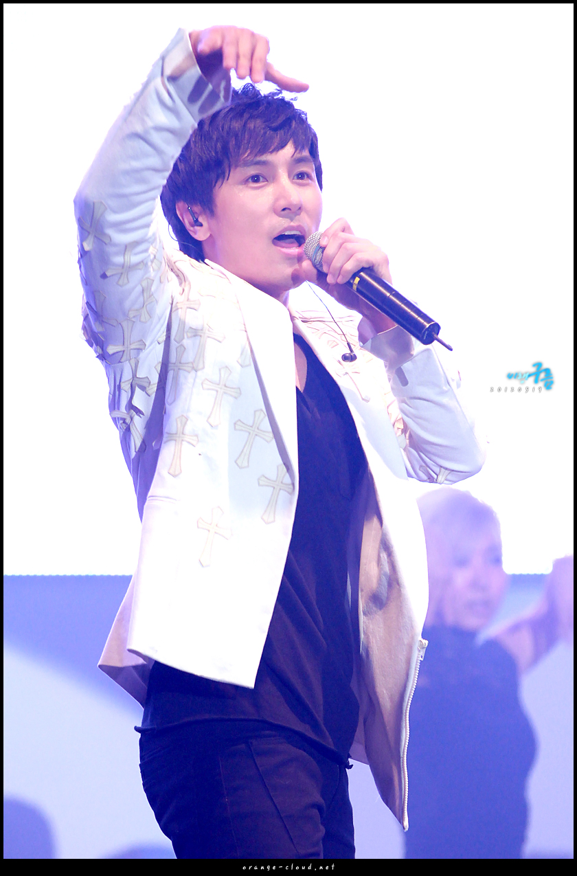 [20.5.12][Pics] Shinhwa @ Santaferuncert concert 120519_1_%2834%29