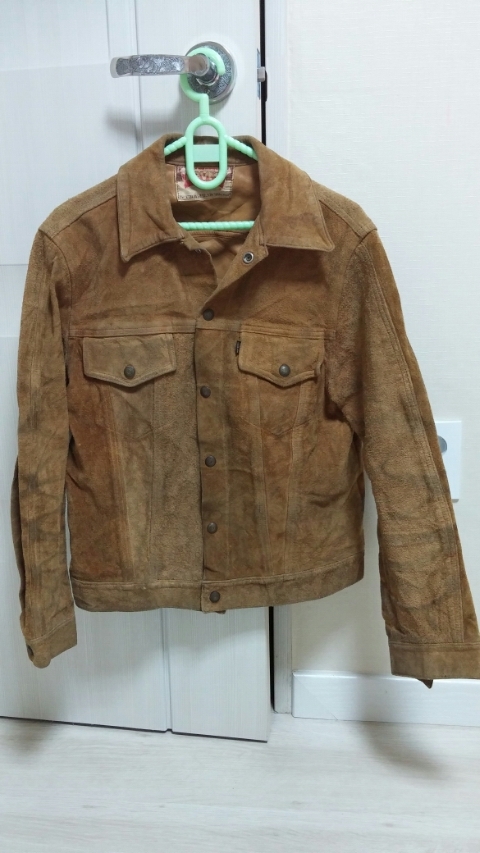 I wrote... Place your washable suede in a washing machine and pour in a gentle laundry detergent. Set the washing machine's cycle to cold and delicate. Take out the washable suede garment when the cycle is over and lay it on a towel in a dry place.