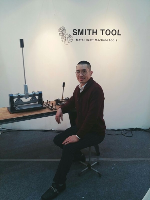 인터뷰중인 고만기 작가님